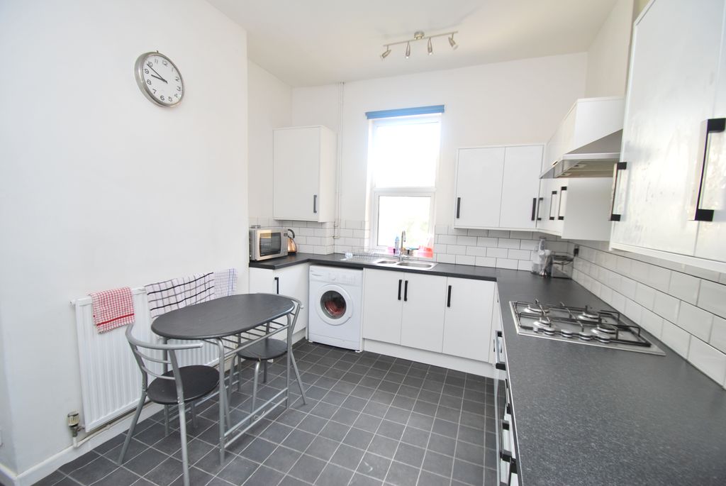 Property photo 3 of 8 Kitchen