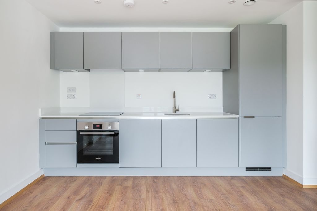 Property photo 3 of 8 151-Whyteleafe-Ho...