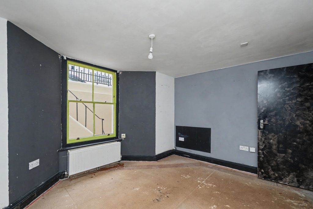Property photo 3 of 22 Basement, 51 York Road, Hove, East Sussex, Bn3 1Dj