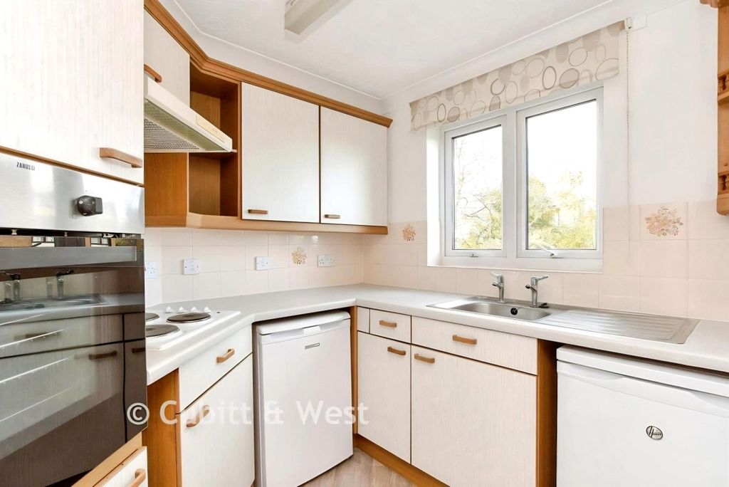 Property photo 2 of 12 Kitchen
