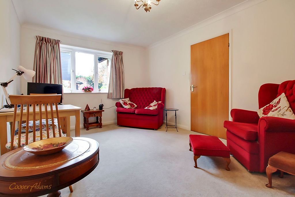 Property photo 3 of 7 Living Room