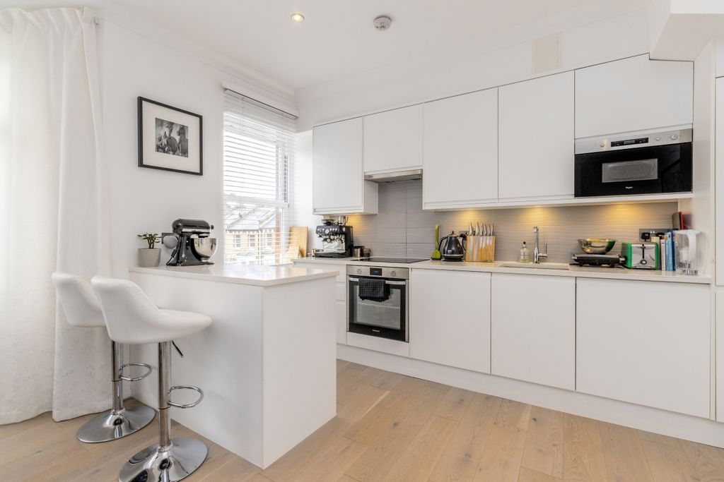 Property photo 2 of 13 Tff, 16 Savernake...