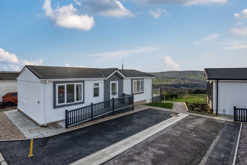 Property photo 1 of 16 1393437-20-696Fa3299273A