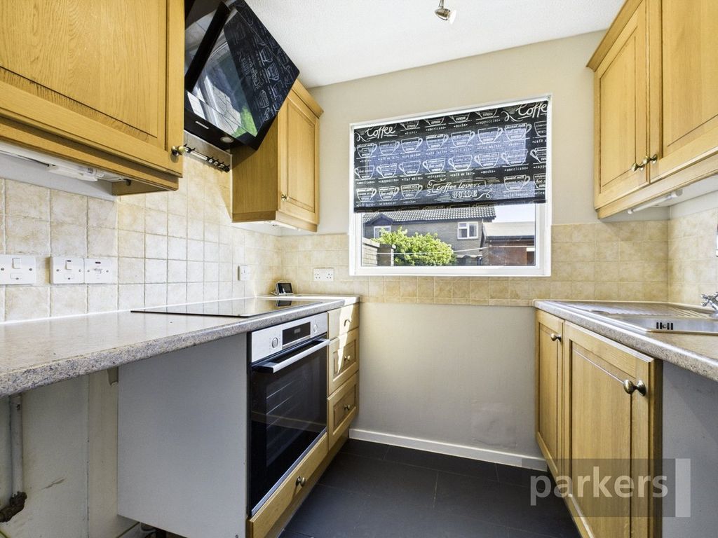 Property photo 3 of 12 Kitchen