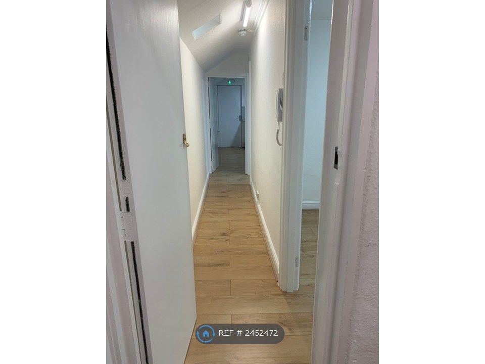 Property photo 3 of 8 Hallway