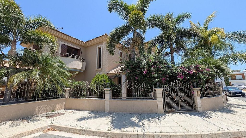 Property photo 1 of 32