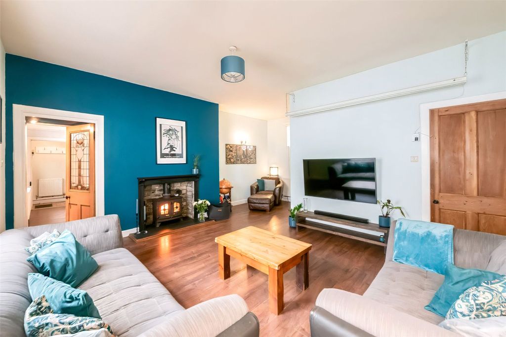 Property photo 3 of 28 Lounge