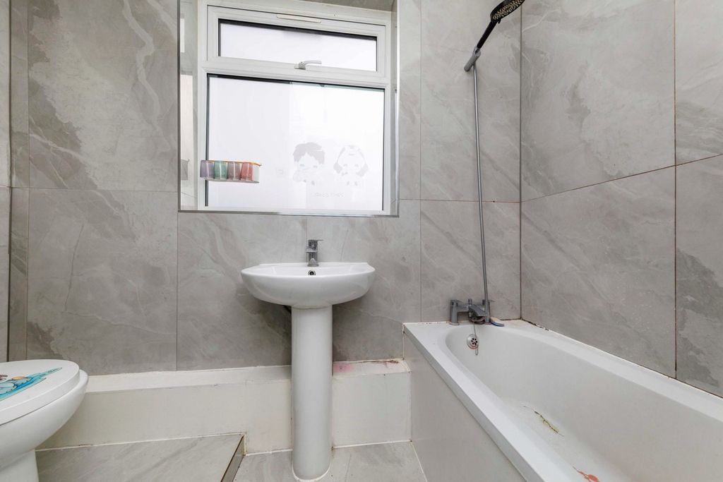 Property photo 1 of 9 Bathroom