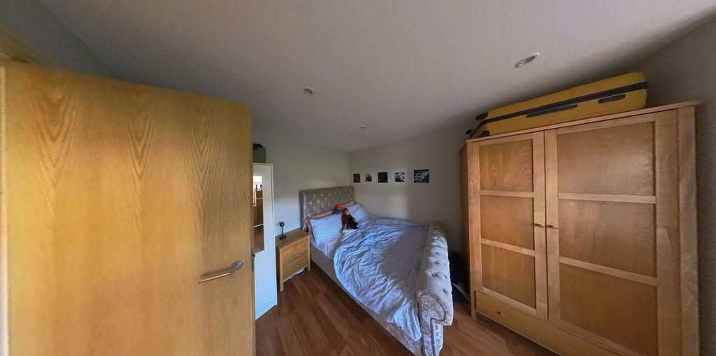 Property photo 1 of 4 A Spacious And Well-Maintained Master Bedroom Feat...