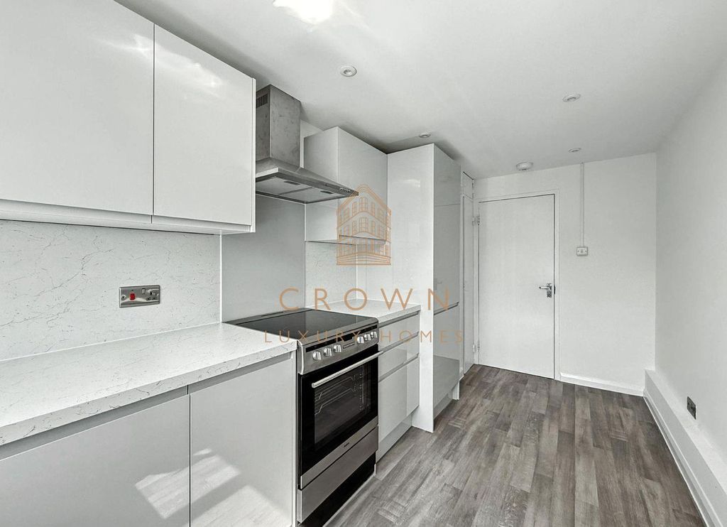 Property photo 2 of 16 Martlesham Road, 2057 (5).Jpg