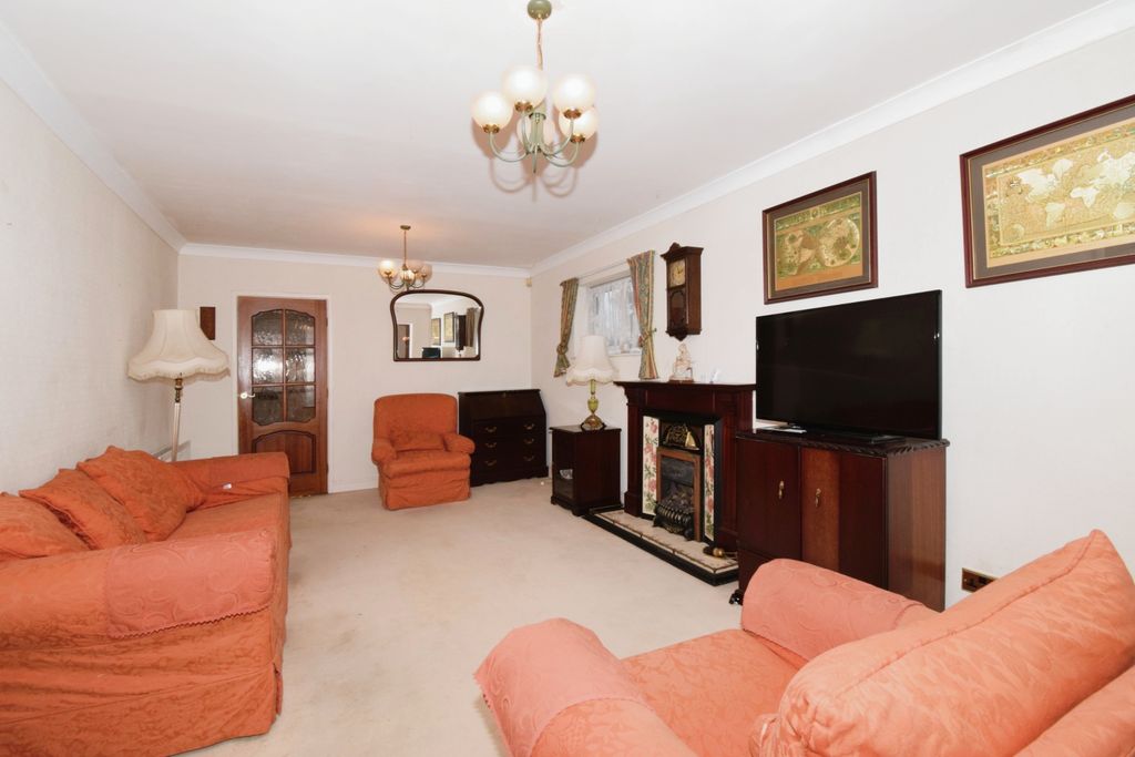 Property photo 2 of 17 Lounge