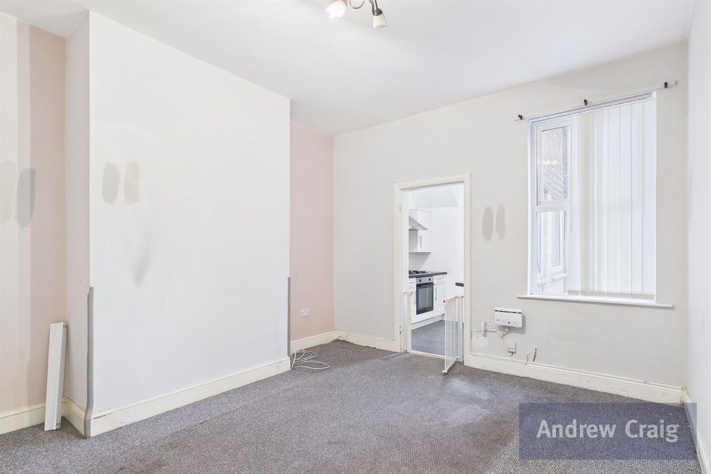 Property photo 3 of 11 Lounge