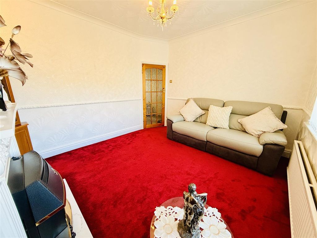 Property photo 3 of 23 Lounge