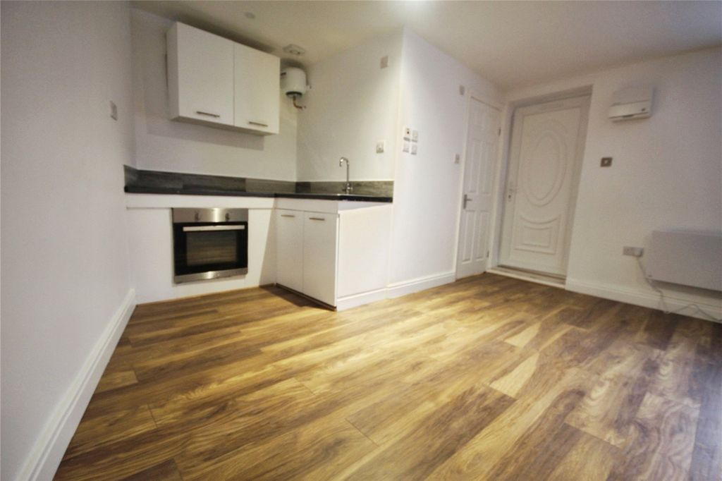 Property photo 3 of 8 Studio