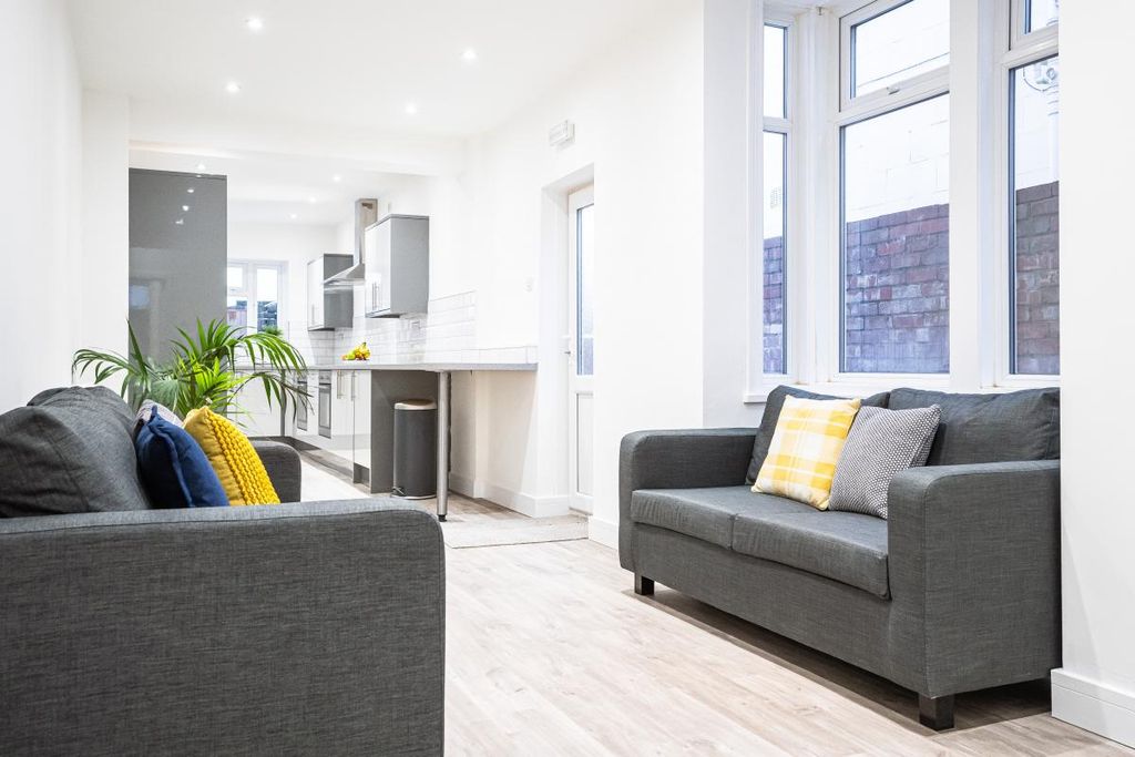 Property photo 3 of 14 Photo 02