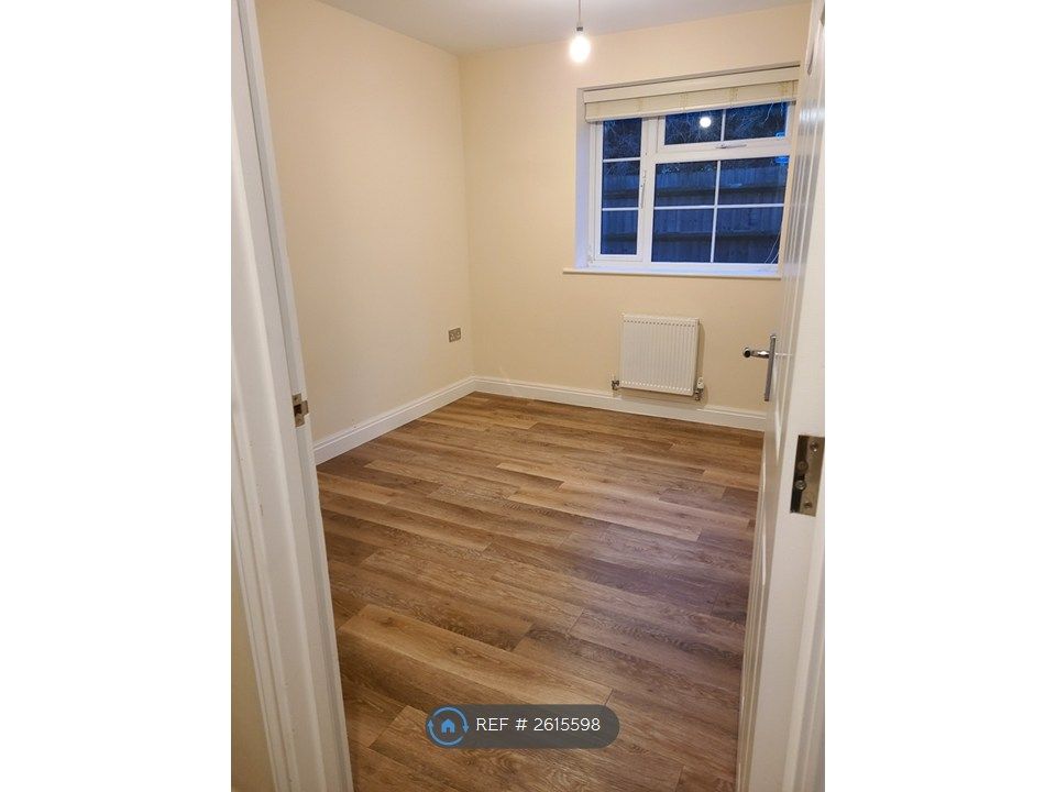 Property photo 3 of 10 Bedroom 2: 3.07m x 2.64m