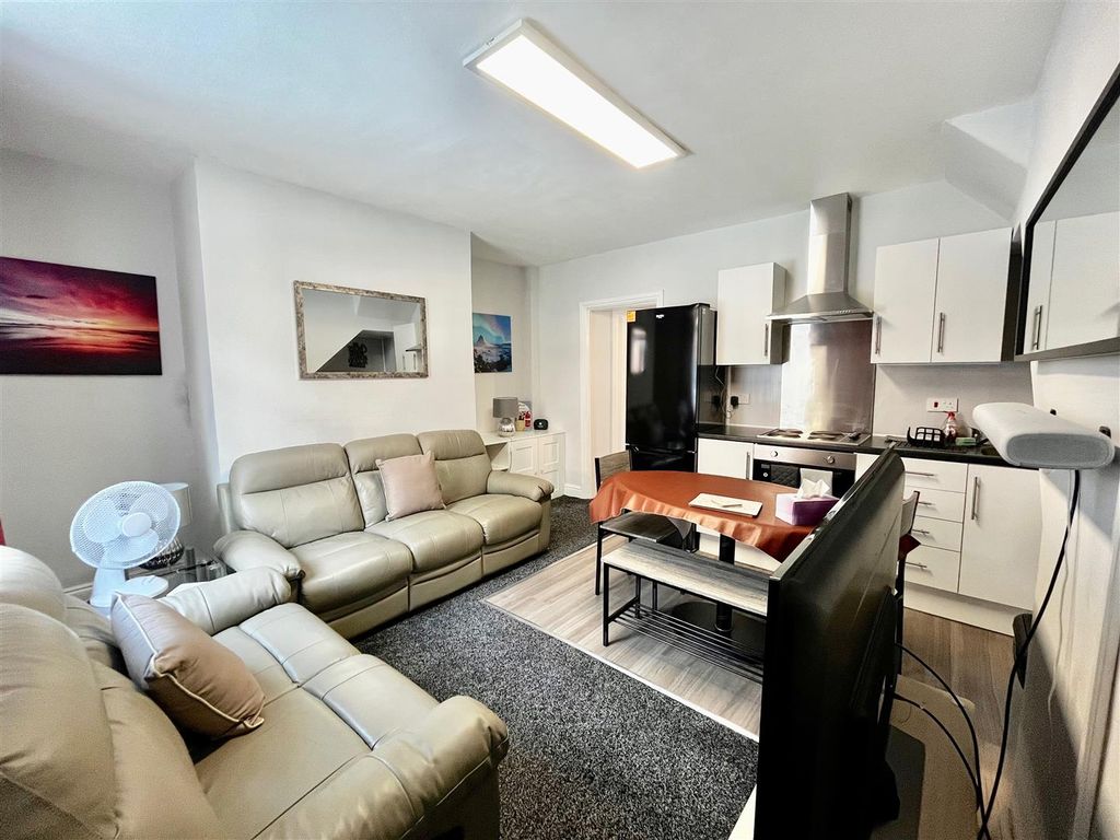 Property photo 2 of 8 Lounge/Kitchen