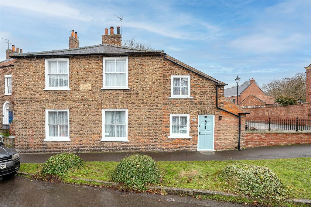 Property photo 1 of 12 External