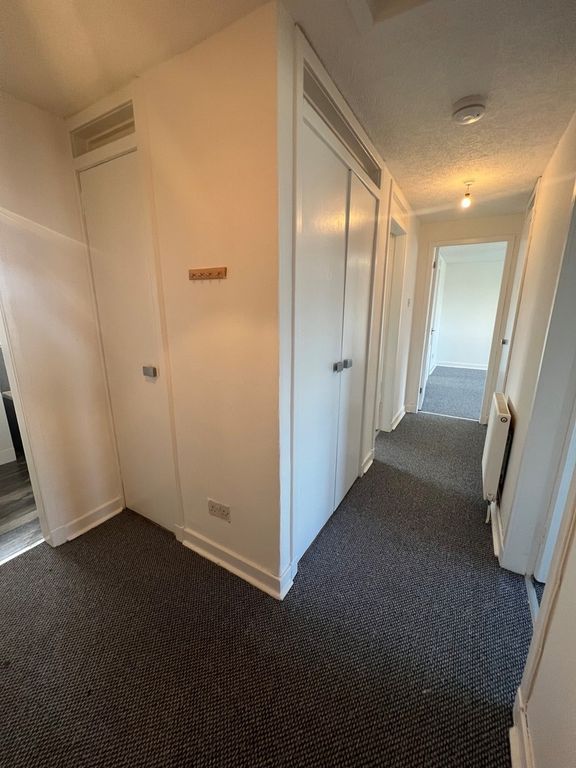 Property photo 2 of 7 Hallway