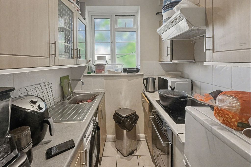 Property photo 2 of 17 109A London Road, Morden, Greater London, Sm4 5Hp