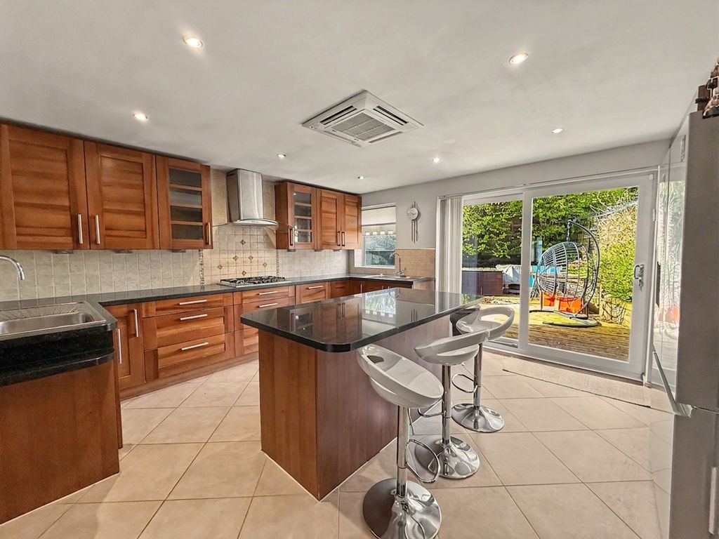 Property photo 2 of 28