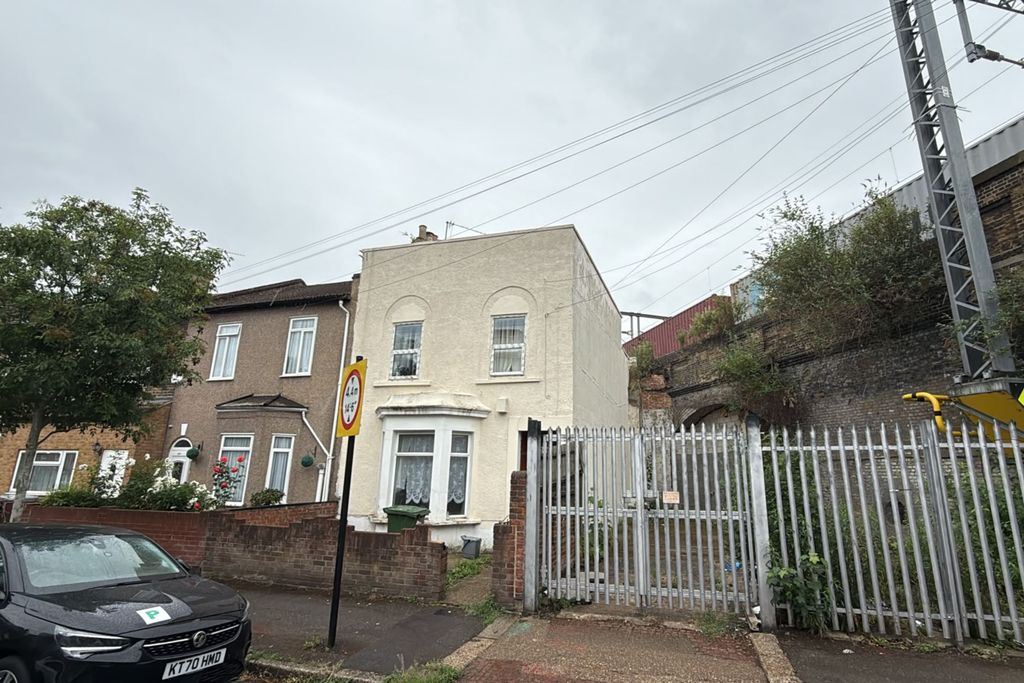 Property photo 2 of 5 Ground Floor Flat, 28 Bignold Road, London, E7 0Ex