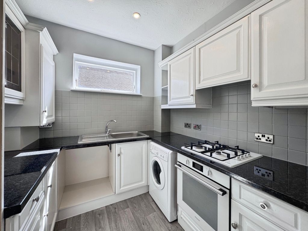 Property photo 3 of 11 Kitchen