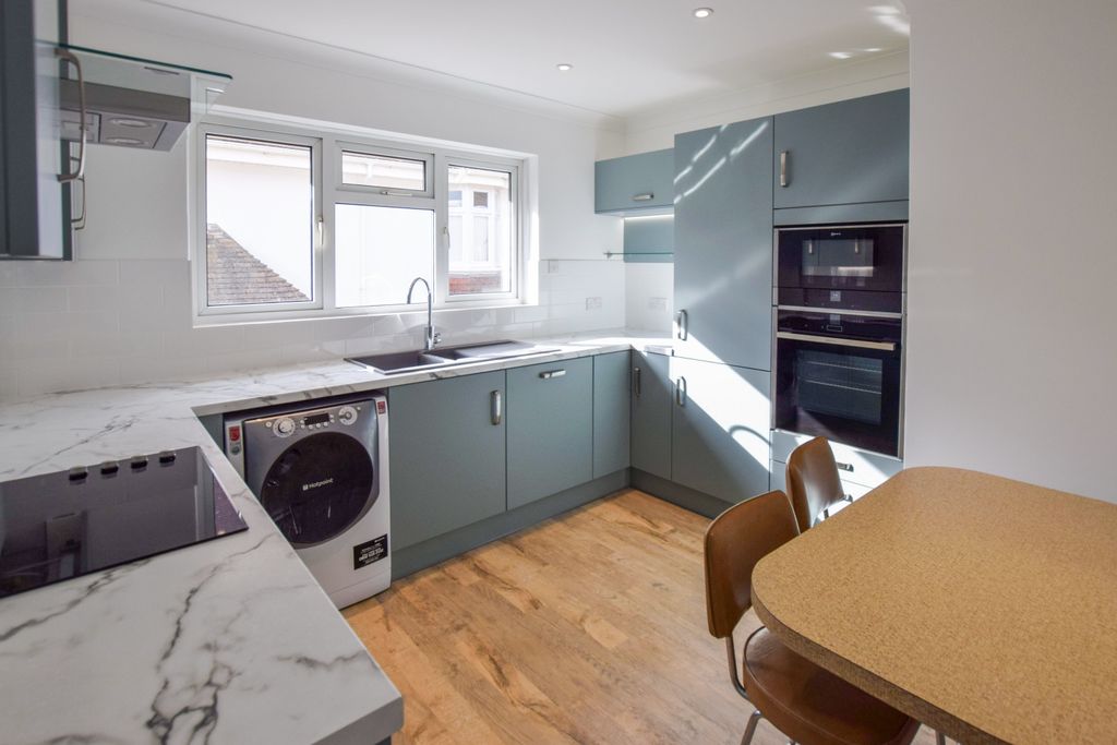 Property photo 3 of 8 Kitchen (9)