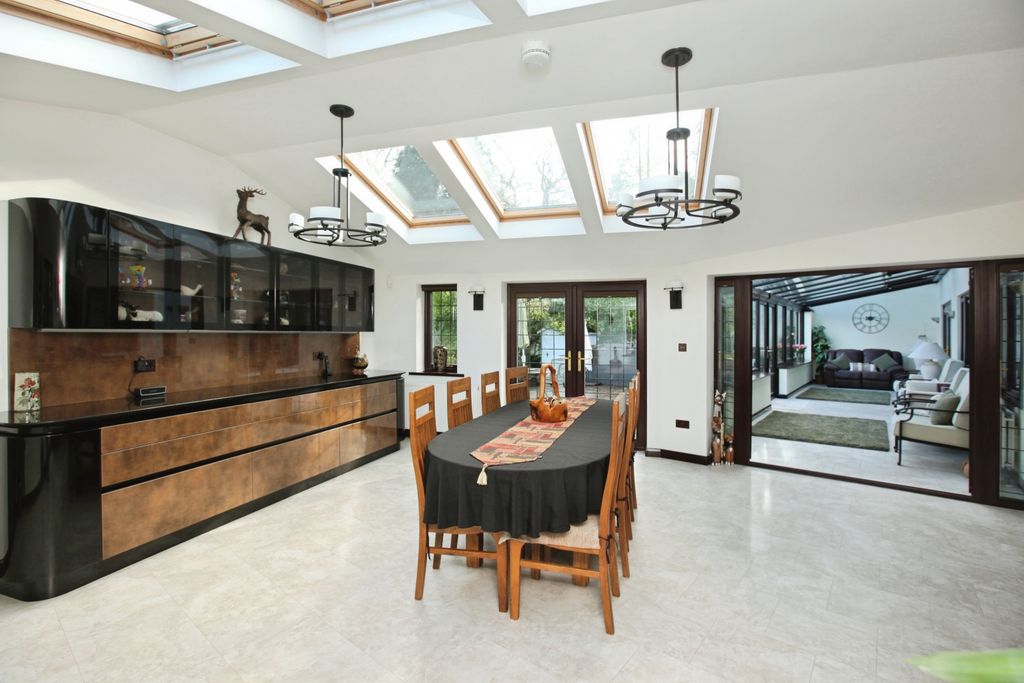 Property photo 2 of 34 Breakfast Room