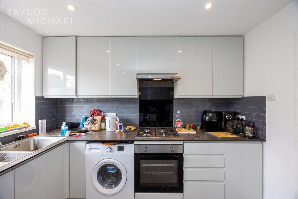 Property photo 1 of 11 Kitchen