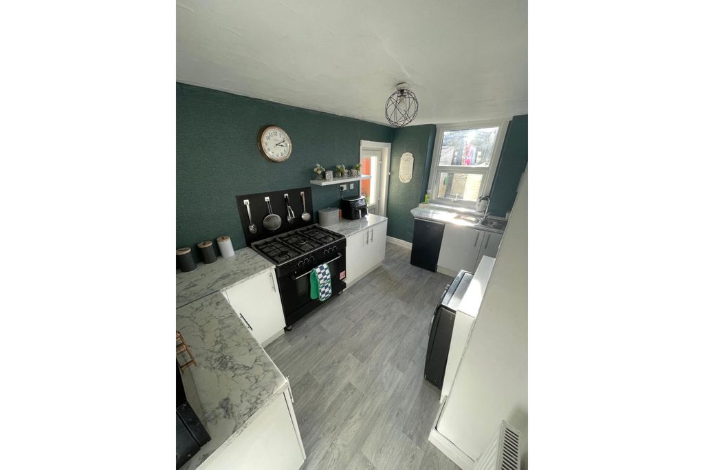 Property photo 3 of 10 Kitchen