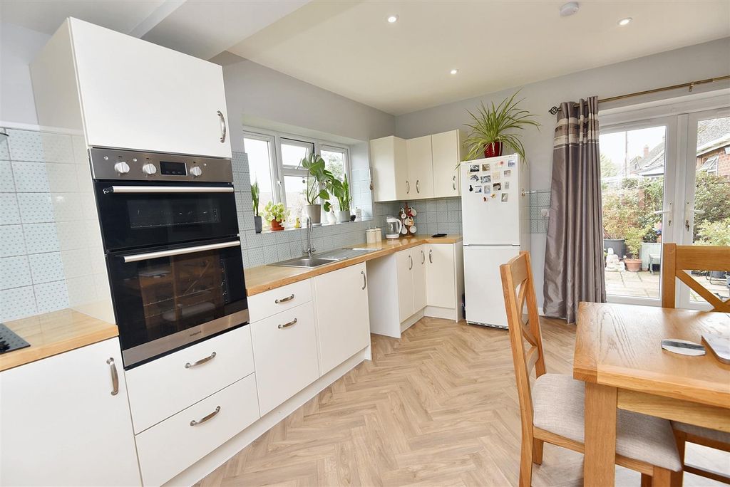 Property photo 3 of 12 Kitchen/Dining Area