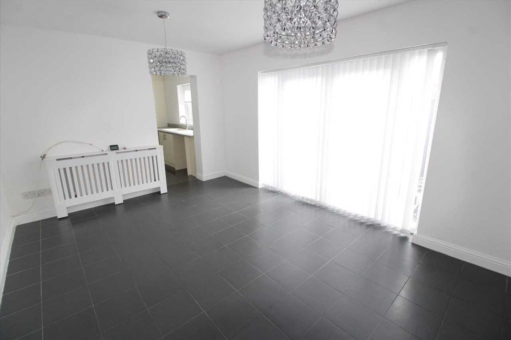 Property photo 3 of 10 Lounge