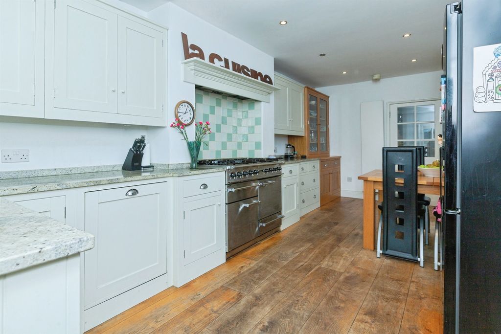 Property photo 3 of 21
