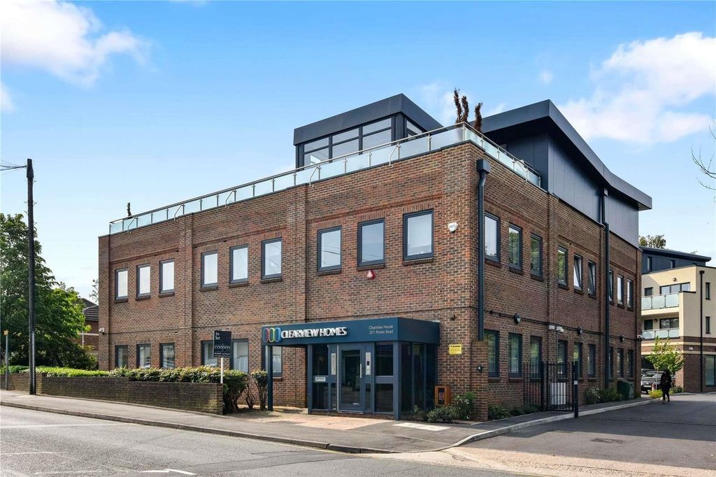 Property photo 1 of 8 Clearview House