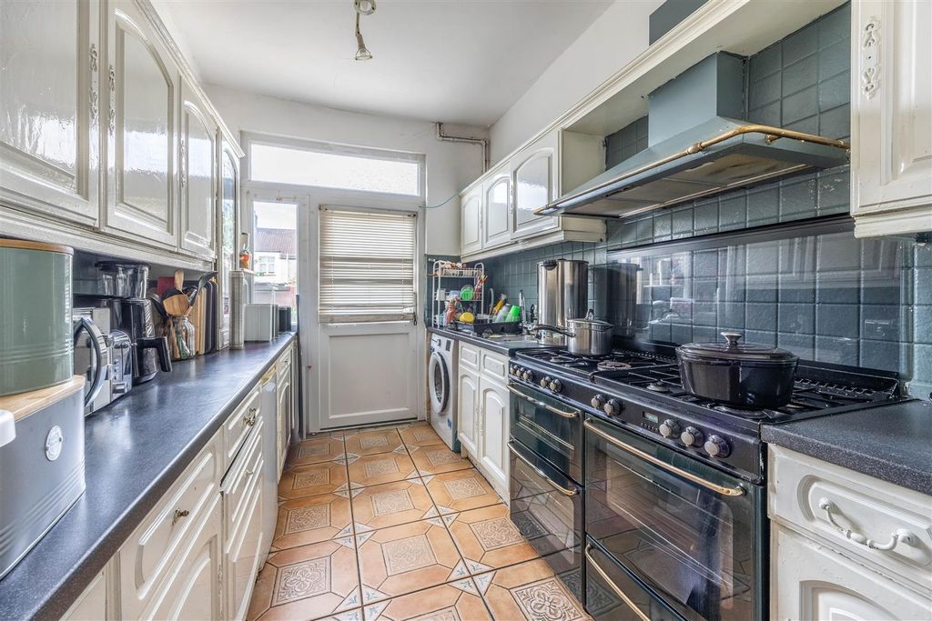 Property photo 2 of 9 Kitchen