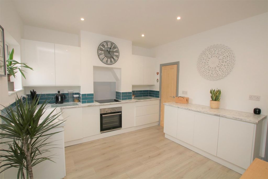 Property photo 2 of 9 Kitchen
