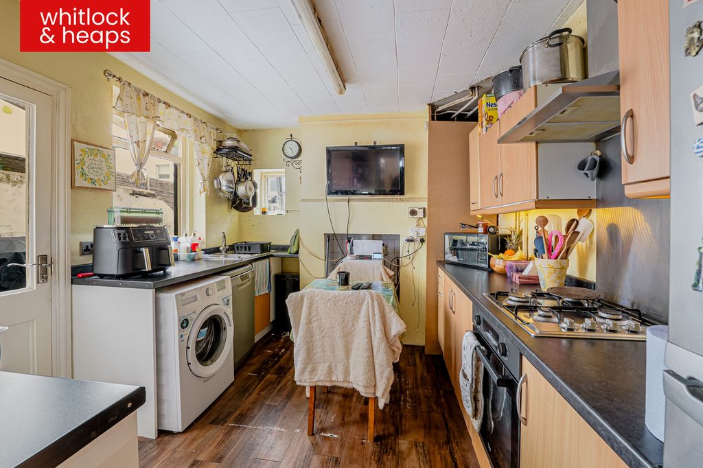 Property photo 2 of 10 Kitchen