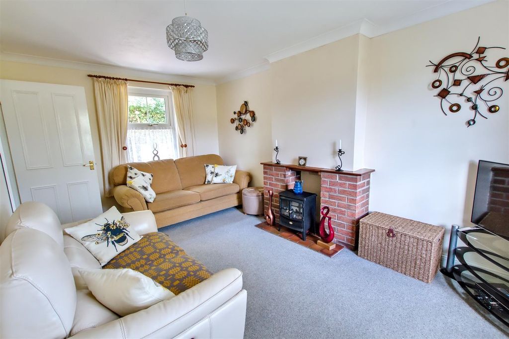 Property photo 2 of 31 Lounge