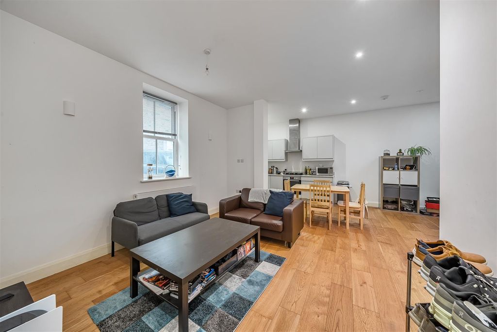 Property photo 3 of 12 1380648-10-6915E939Eed8c.Jpg