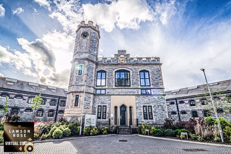 Property photo 1 of 17 .