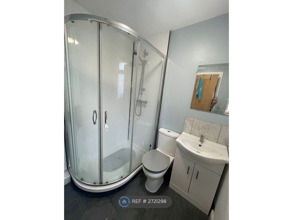 Property photo 3 of 10 Bathroom