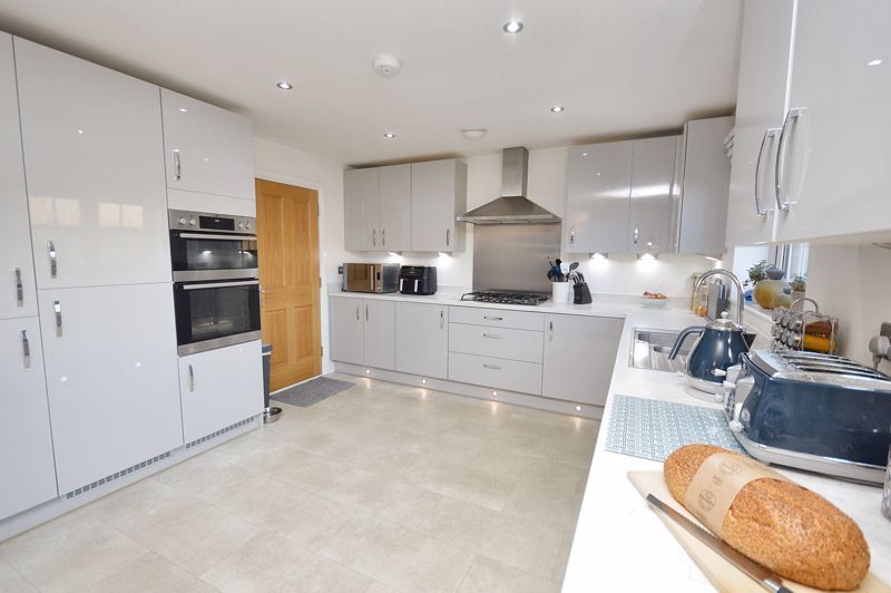 Property photo 3 of 18 Kitchen