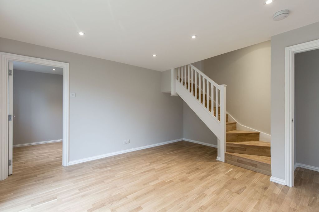 Property photo 2 of 10 Lounge (Example)