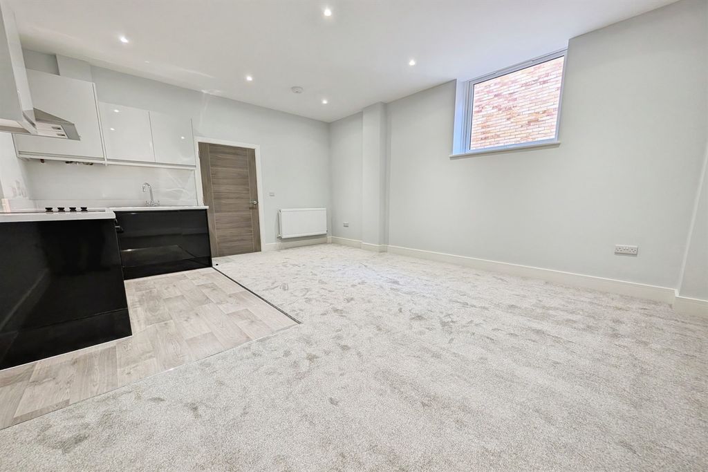 Property photo 3 of 8 (Main)