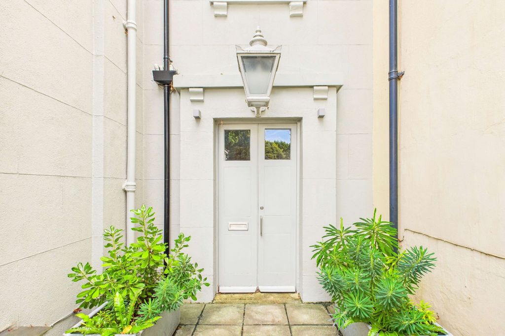 Property photo 2 of 31