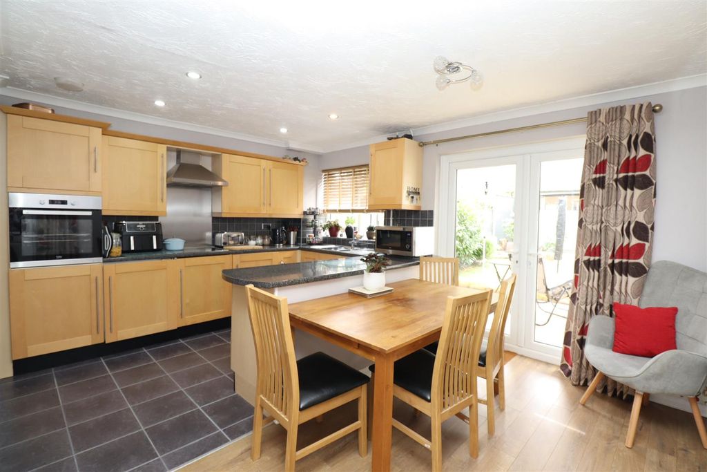 Property photo 2 of 10 Kitchen/ Dining Room