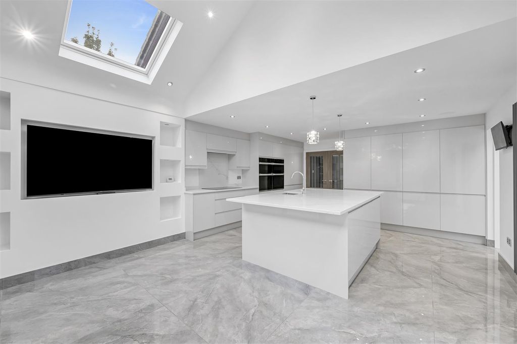 Property photo 2 of 30 Open Plan Kitchen-Diner Family Room