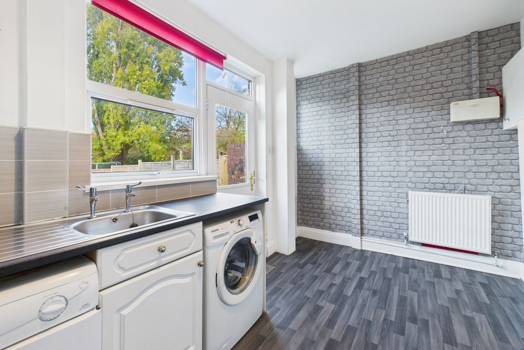 Property photo 2 of 14 Rawdon Avenue - Kitchen Diner