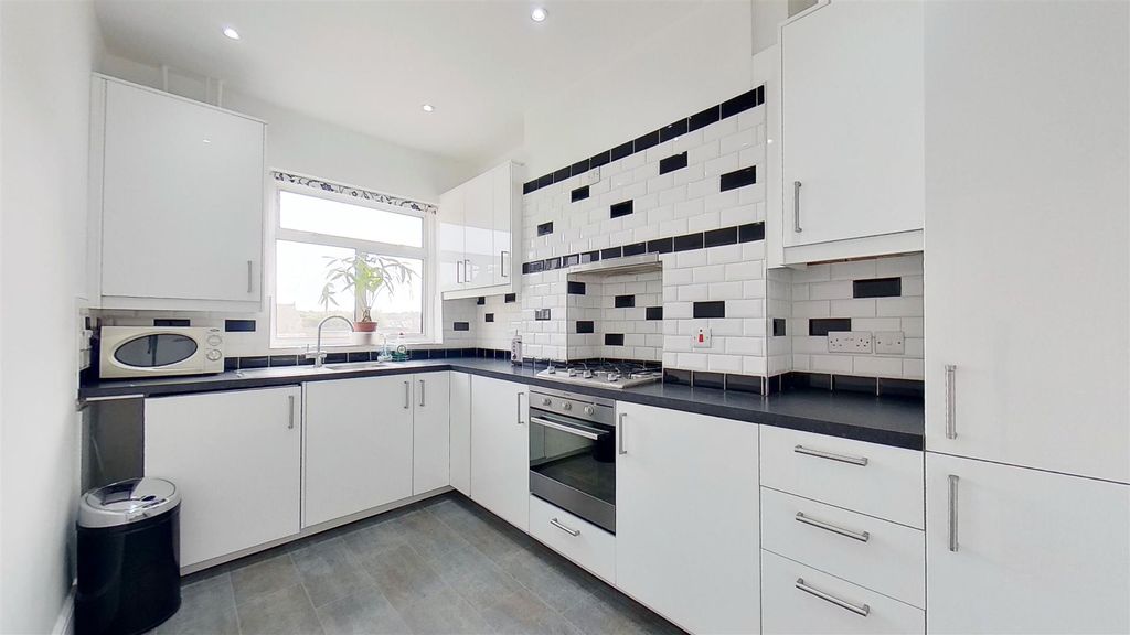 Property photo 2 of 7 Garratt-Lane-Earlsfield-Sw18-09242022_123026.Jpg